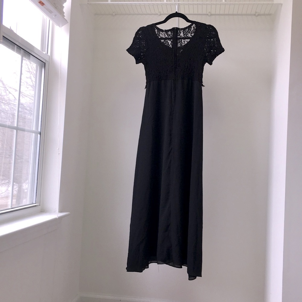 Long black dress with lace detail - Picture 3 of 7